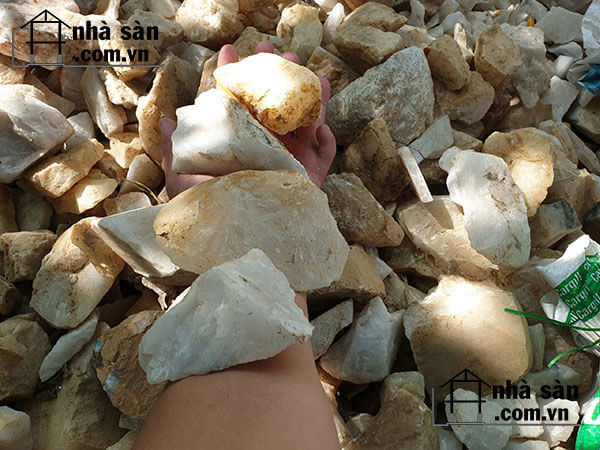 Đá thạch anh vụn trắng thô nhiều phèn hơn